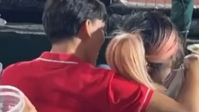 La pareja abrazada durante el partido