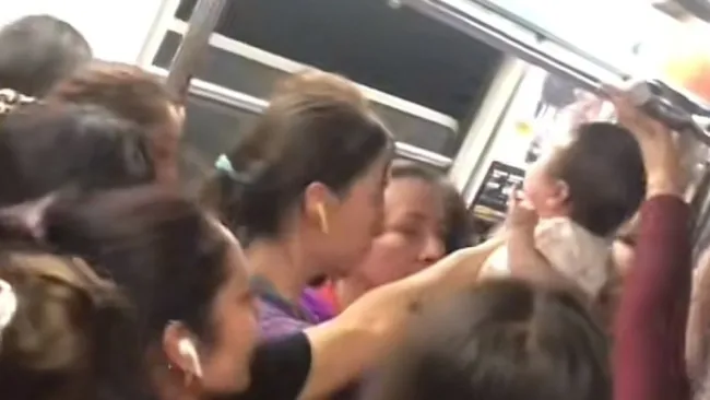 ¡Viene, viene! Bebé se hace viral en Tik Tok tras pasar de mano en mano en vagón del Metro