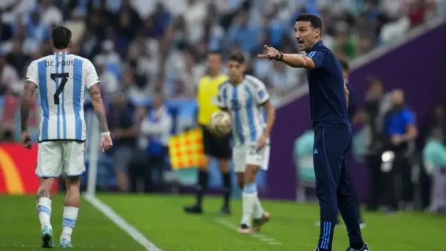 Scaloni dirigiendo en la Copa del Mundo de Qatar 2022