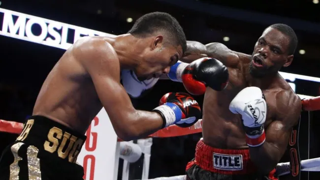 Roberto Vong peleando contra Shane Mosley Jr.