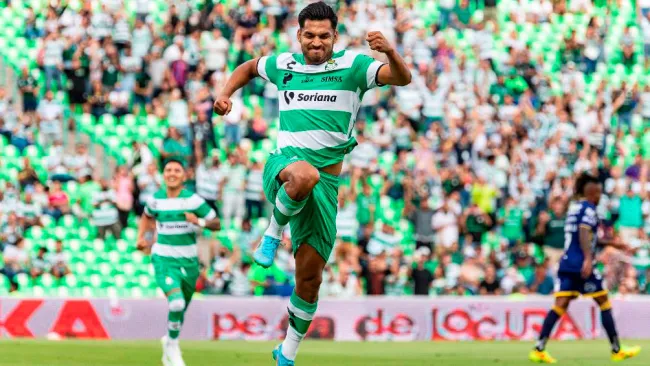 Eduardo Aguirre celebra un gol con Santos