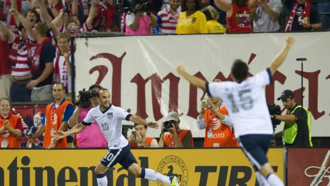 Landon Donovan festejando un gol 