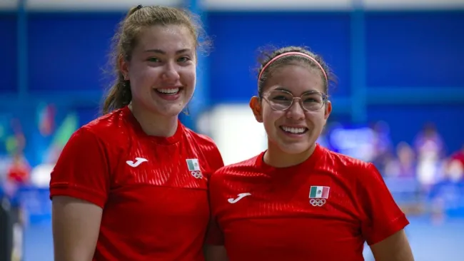 Clio Bárcenas y Arantxa Cossío tras conseguir la medalla de bronce