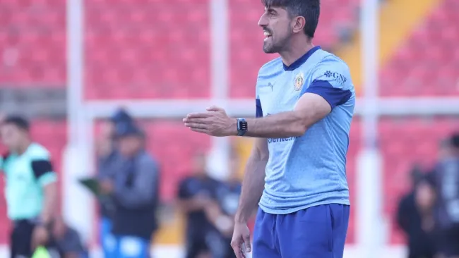 Veljko Paunovic entrenando con las Chivas 