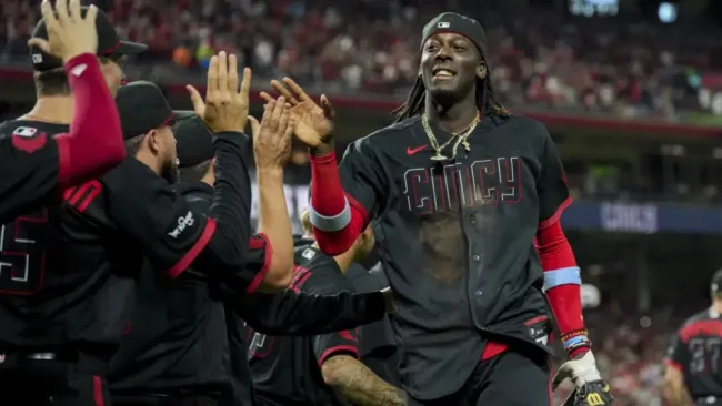  Elly De La Cruz celebrando con sus compañeros de equipo