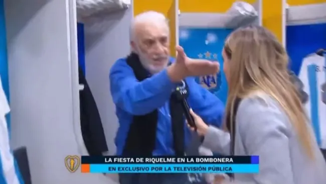Coco Basile corre a reportera tras entrar al vestidor de Argentina en la despedida de Riquelme