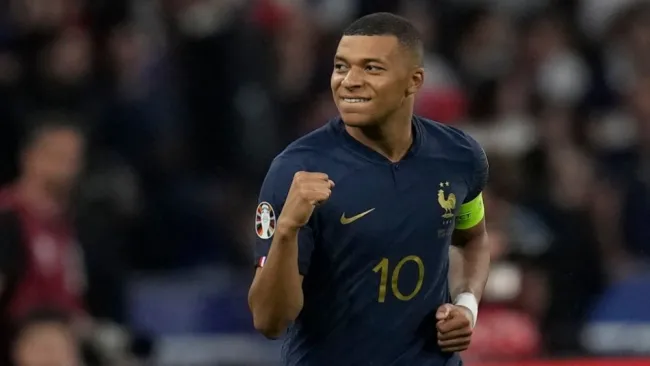 Mbappé festeja un gol con Francia