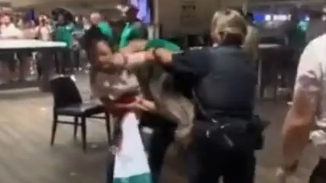 Aficionados mexicanos protagonizan pelea durante el juego del Tri