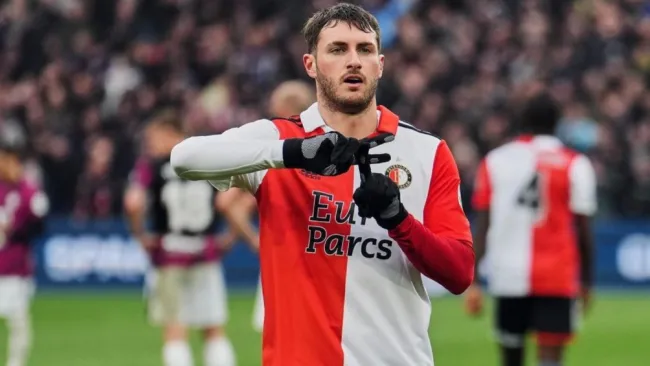 Santi Giménez en celebración de gol