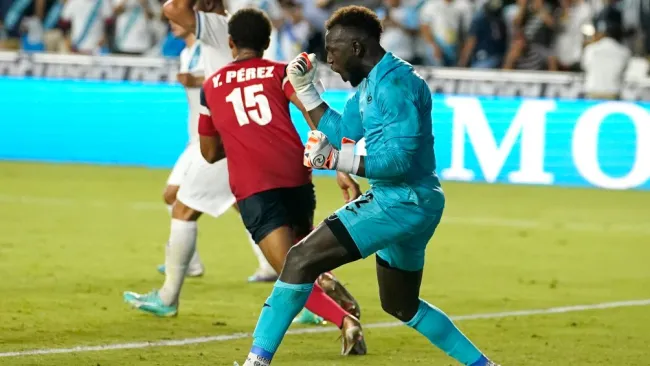 Raiko Arozarena atajó un penal con Cuba