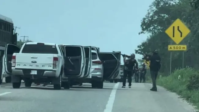 Los uniformados fueron levantados en la carretera