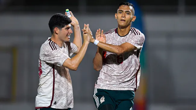 Jugadores del Tri, en festejo de gol