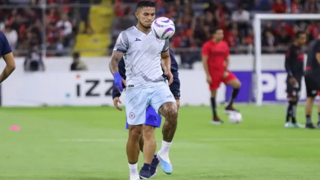 Carlos Salcedo es titular con Cruz Azul