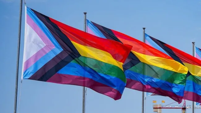 Banderas LGBT en la Ciudad Deportiva Joan Gamper