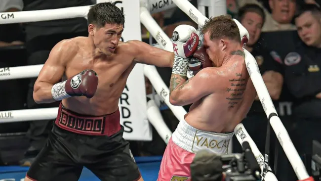 Álvarez en su pelea ante Bivol