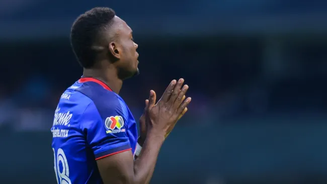 Diber Cambindo defiende a Sebastián Jurado tras su oso en derrota de Cruz Azul ante Toluca: 'Es un grande'