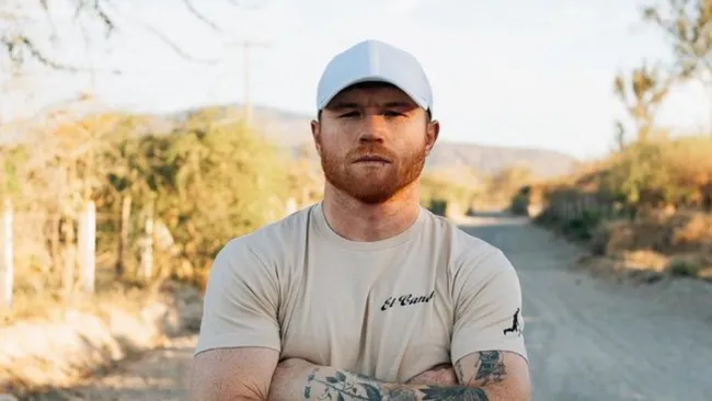 Saúl 'Canelo' Álvarez posando con su marca de ropa 