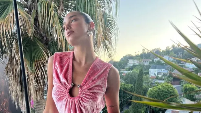 Dua Lipa de cara a la premier de Barbie 