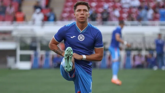 Rodrigo Huescas en el calentamiento con Cruz Azul