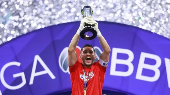 Corona con la novena de Cruz Azul