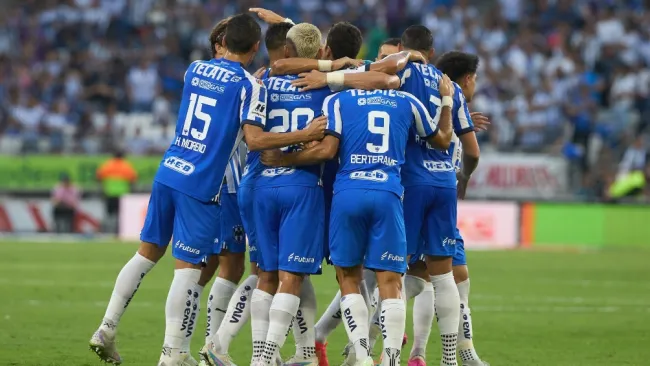 Rayados de Monterrey festejando su gol frente a Atlas 