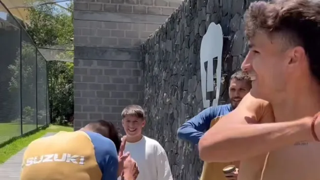 Juan Dinenno hace el ridículo en el cumpleaños de 'Toto' Salvio