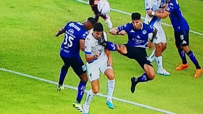 ¡De cárcel! Luis Amarilla da patada de karateka en la cara a Stefan Medina y se va expulsado