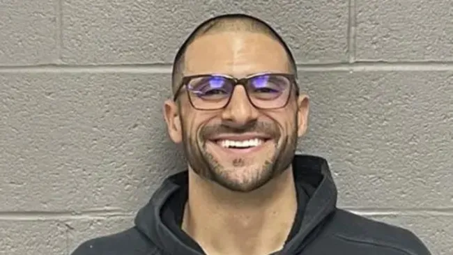 D.J Hernández siendo arrestado 