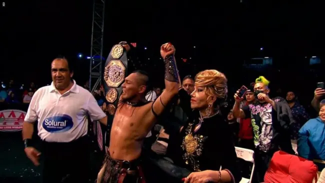 Triplemanía XXXI: Hijo del Vikingo vence a Kenny Omega y retiene el Megacampeonato de AAA