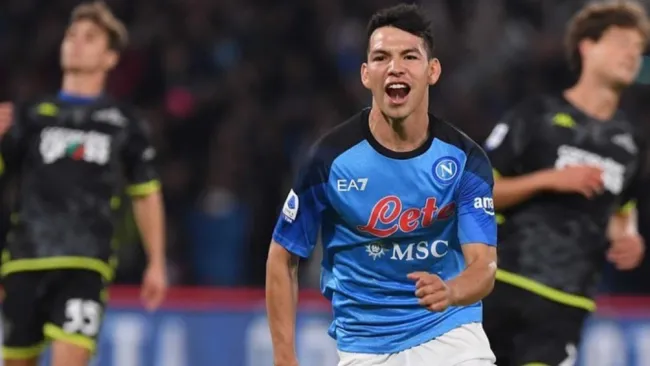 Chucky Lozano en un partido de Napoli