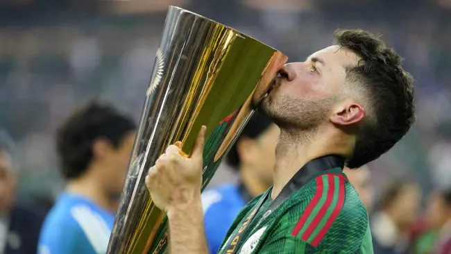 Santi Giménez festeja el título de Copa Oro y pide la continuidad de Jimmy Lozano