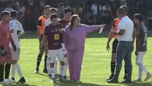 La Alcaldesa de Arandas invadiendo el terreno de juego