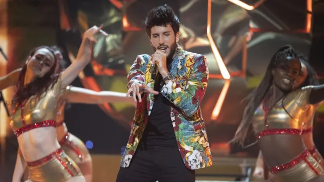 El cantante resaltó la victoria del español en su concierto