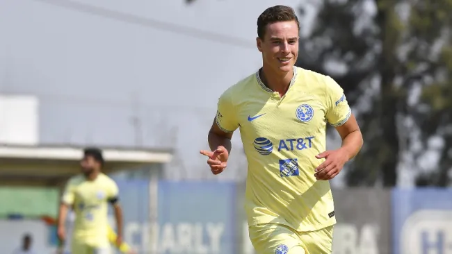 Esteban Lozano con la playera del América 
