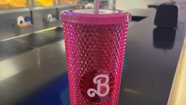 Vasos de Barbie son acaparados por revendedores y desatan peleas en los cines 