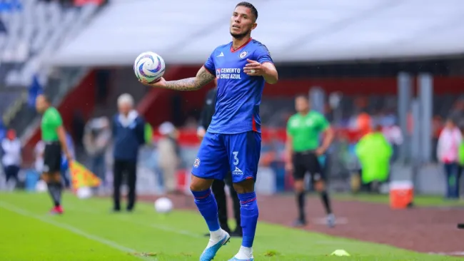 Titán Salcedo en un juego de Cruz Azul