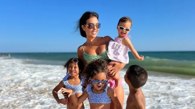 Georgina Rodríguez en la playa junto a su familia 