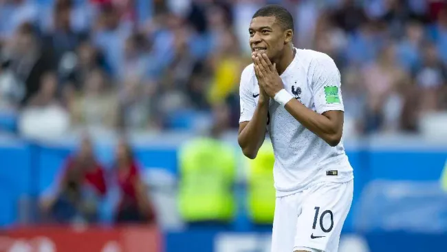 PSG apunta a castigar a Kylian Mbappé dejándolo en la banca toda la temporada