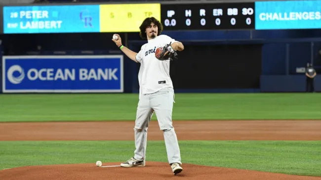 Jaime Jaquez Jr. lanza la primera bola en juego de los Miami Marlins