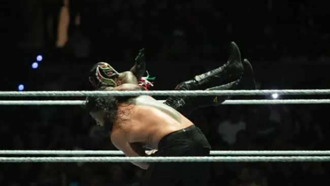 WWE en México: Roman Reings venció a Rey Misterio y retiene el Campeonato Universal Indiscutido