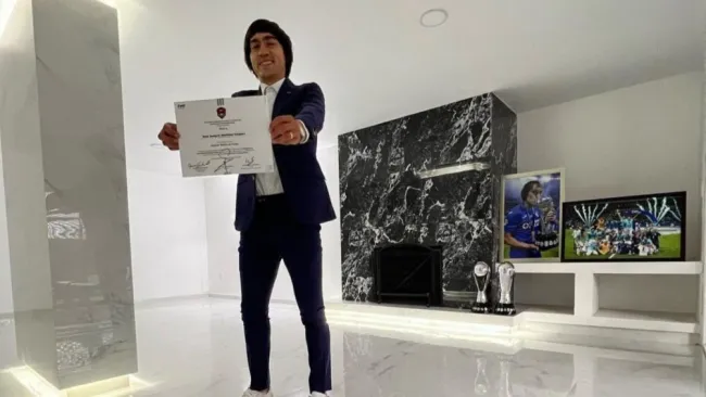 ‘Shaggy’ Martínez presume su título como director técnico