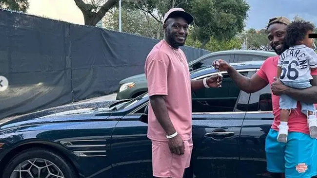 Randy Arozarena sorprende a su hermano Raiko y le regala un auto de lujo