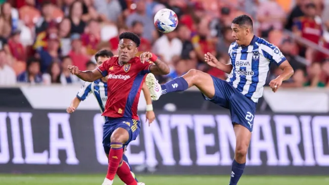 Luis Romo disputando el balón con el Monterrey