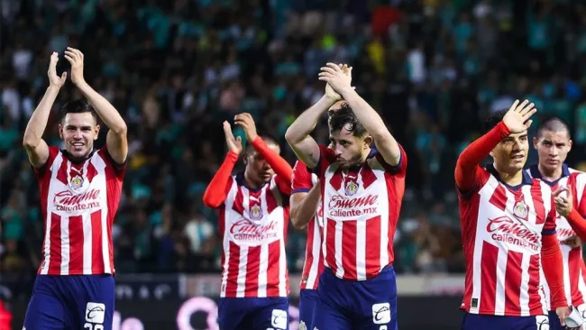 Plantel de Chivas tras un juego 