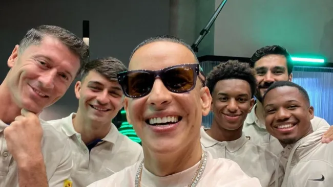 Daddy Yankee junto con los jugadores del FC Barcelona