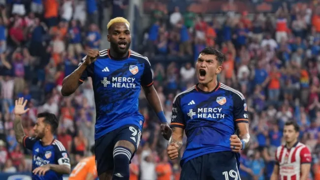 Brandon Vázquez anotando hat-trick contra las Chivas 