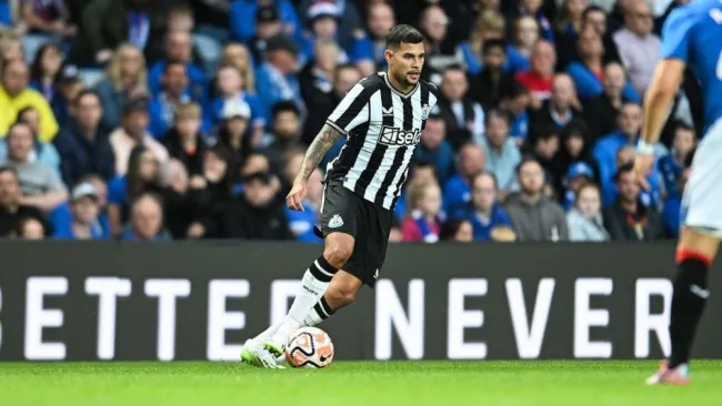Bruno Guimares jugando para el Newcastle 