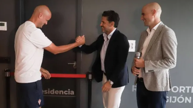 Alejandro Irraragorri en la inauguración de la residencia Mareo
