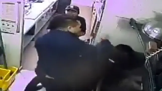 Agresor atacando al joven en Subway 