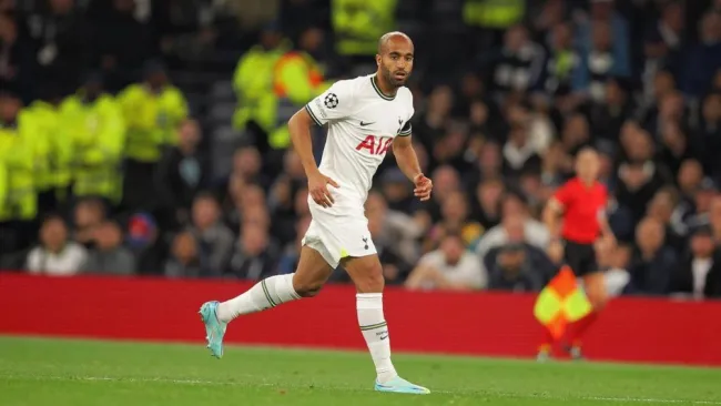 Moura jugando con el Tottenham